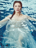 张雨绮登杂志封面 穿唯美纱裙戏水