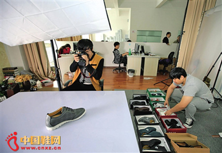 ���ݵ��������ҵ԰�ڣ�һ��ӰʦΪ���������Ա�����������Ƭ