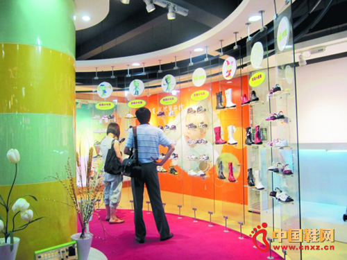 Ь����ҵ�Ƴ���ɫЬƷ