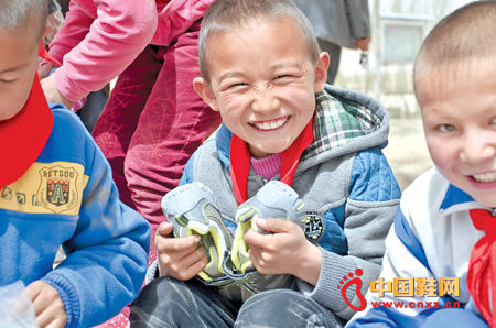 ɫ������������Сѧ�ĺ���������ո�µ��˶�Ь��Ц�úܿ���