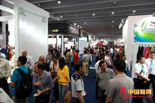 ��24����ݹ���Ь��Ƥ��չ����ʢװ��Ļ