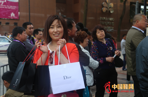 �����̲������Ÿ�����һ���Ļ�ױƷ