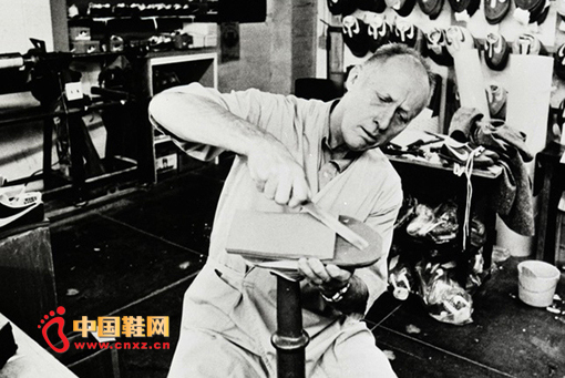 Nike���ϴ�ʼ��Bill Bowerman