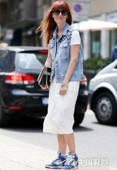 ���Ǵ���װ�ܵ�Ů�������ؼ������޳���ɫ��Ʒ�����˶�Ь����ʾ��