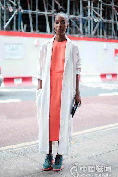 ��ɫ�ļ��׷��������ղ���ð��£���ʹЬ��ɫ��������Ҳ������ѹס��