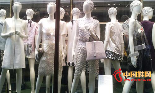 ������Prada2014�����ݻ�������ʱ��������Ƕ����ײ