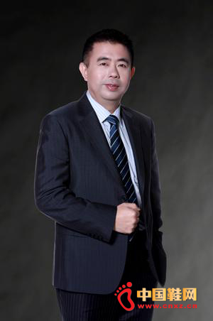 ���������ϣ�1965�����������������ˣ��¿����Ŷ��³�������ʱ��Ҿ�ƶ�����ѧ������3��ľ�����ܹ�5��������1988����3��Ԫ��ң������˰¿����ŵ�ǰ���������ΰ���Ь����2011��9�£���ѡ�����й�������ϯ���������̻�᳤;2012��2�£���ѡ��������Э����ϯ��