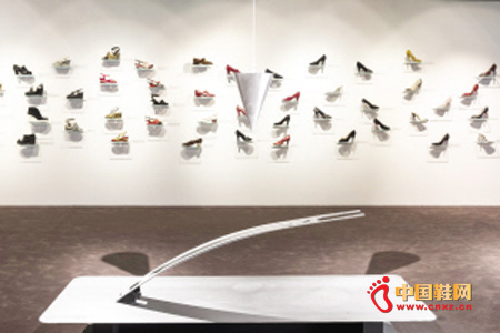 ��ƽ��֮����չʾЬ�Ĺ���