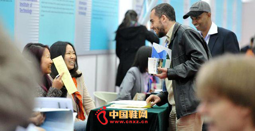 �����羳������ҵ��Ѹ�ͷ�չ��ʹ�������г�����ص����˲ű�ü�Ϊϡȱ��