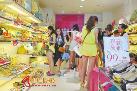 ����·��ܽ�ݵ�ͼ۳���Ь���Խ��Ϳ��