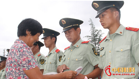 ��һǰϦ�������߽�פ���侯�����ж����侯�ٱ�����Ь��