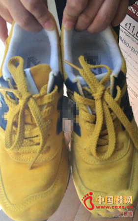 ��ֻЬ�ӳ�ɫ��ͬ������һֻ��չʾЬ