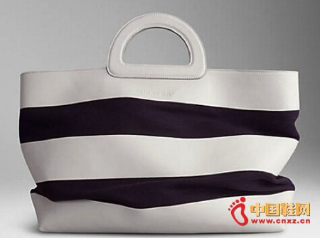 ��Burberry��һ�����ذ���logo���Ծ�����������