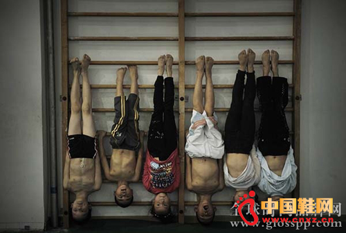 ����˶�Ա��ȡ�õĳɼ������Ǵ�С�����ں�ˮ�ۻ�����