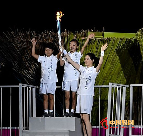 ��Ӣ������λС���ѹ�ͬ��ȼ����ʥ��