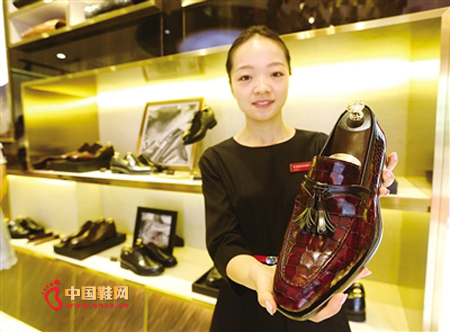 ���������ҡ������������Ĺ�����Ա��չʾ������Ʒ��Ь��