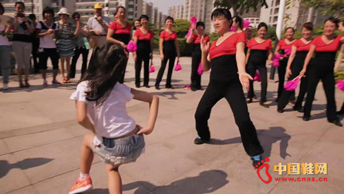 �������գ�һ���ܺ���PK�㳡�����Ĳ�����Ƶ�ߺ����磬������Ƶ��վ�׷�ת�� ���ܺ��Ӵ�ս�㳡����衱�Ļ��������΢�������������ҵ����ۡ�һʱ�䣬00�������η���ư�����ָ�տɴ������۲����ڶ�������΢������@����ǧ��ѧ�㣺����������Ц���ˣ��ܺ��Ӻ͹㳡������˺�ƴ�ս��������̳��λ�״��ܵ���в����Ҫ�ǻ���Ьʱ��ʱ����ʱ�С�������@���˾���ٲ������ܺ�����PK�㳡�裬�ű���!��