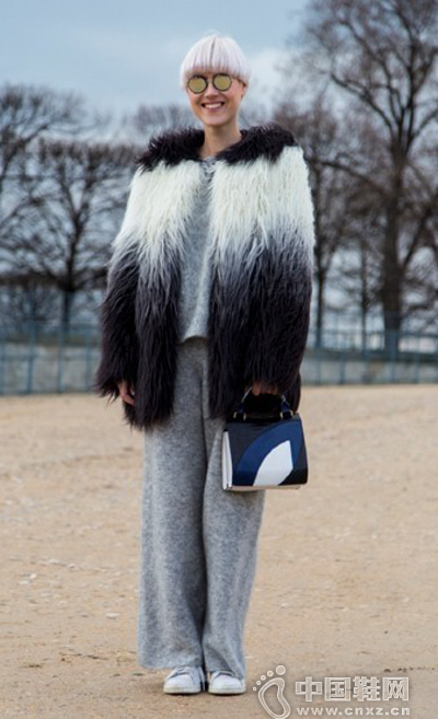 �＾��ͷ��ѽ��� ʾ�����ŵ��˶��紩��