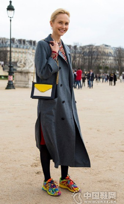 �＾��ͷ��ѽ��� ʾ�����ŵ��˶��紩��