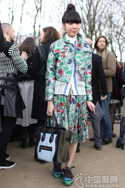 �＾��ͷ��ѽ��� ʾ�����ŵ��˶��紩��