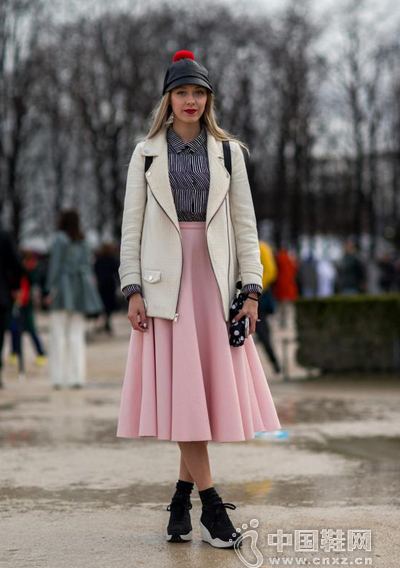 �＾��ͷ��ѽ��� ʾ�����ŵ��˶��紩��