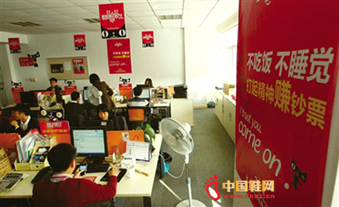 ���ε��̿ͷ����İ칫����ǽ�ϼ���ʿ���ĺ�������Ŀ