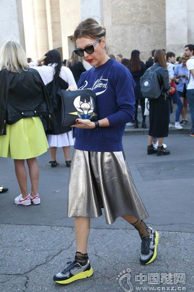 �����˶�Ь����