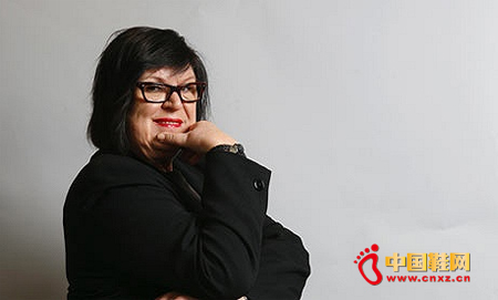 ����������ӵ�һӡ��ȥ����Margareta Van Den Bosch����ȥ������һλŮ���˶�����H&M�Ĵ����ܼࡪ����Ȼ������ְҵ����û����ȷ���ߡ�71���Van Den Bosch�Ѿ���H&M����������20�꣬�����ʱװ��ҵ����Ӱ�����Ĵ����ܼ�֮һ��