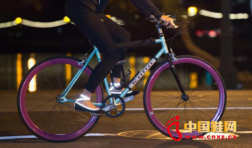 FlipSlips��Ϊ�ﳵŮ����Ƶ�����Ь