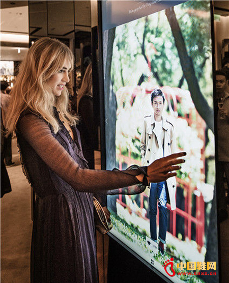 BURBERRY ART OF THE TRENCH ��������չ