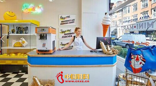 ��Anya Hindmarch