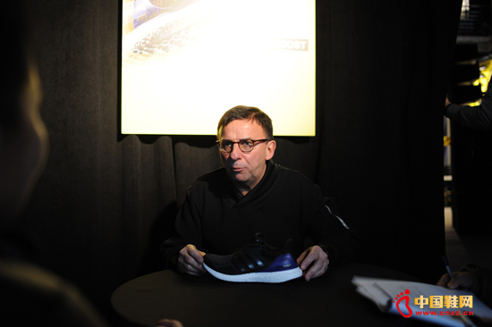 adidasȫ���ܲ�Ʒ���ܾ���Adrian Leek�����й�ý�����