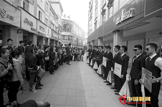 �á�����Ӫ�����ؿ�Ů�������г���Ь��Ʒ���ս�����