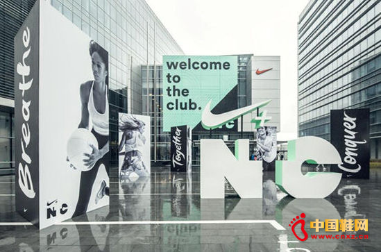 ��ǧ��NIKE WOMEN����Ϳ˴��л�԰��������ˮ���ͷ��˶�����