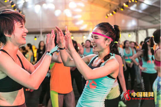 ��ǧ������Ů�����Ϳ˾�Ӣ�����Ĵ������໥��������ս���ҡ�