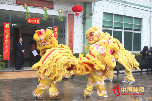 ��ֻ����ʨ�Ӿ͵ص����޺�����ʨͷ��վ��ʨβ�߼��ϣ�������ʨ����̬֮���ѡ��ࡱ�Ե�������ɢ����棬��������ơ���