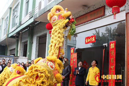 ��ֻ����ʨ�Ӿ͵ص����޺�����ʨͷ��վ��ʨβ�߼��ϣ�������ʨ����̬֮���ѡ��ࡱ�Ե�������ɢ����棬��������ơ���