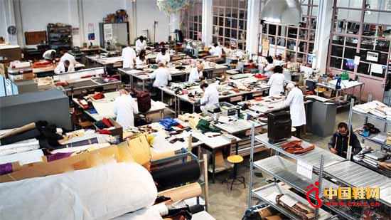 ����������ڴ���Ůʿ��Ʒ�Ķ���Ƥ�﹤�����������Bally��Ϊһ��������ʿЬ�ĵĸ߶�Ʒ���ڲ�Ʒ���ϵĿ�ȱ