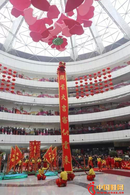 ȫ��Ьҵ�ɹ���ѡվ �Ƹ�����ײ�ȫ��������ҵ