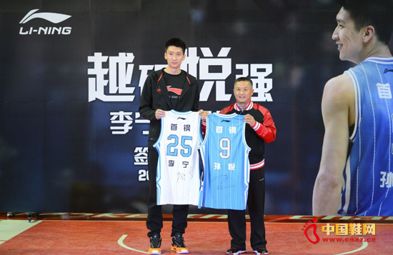 ����3��29�գ�����԰���ٰ��˱���CBA�ܹھ����Լ������CBA��Ա����ǩԼ���������ᡣ�����׸���˧��¹��Я��Ա���á�������������������Ρ���˶�����ں�����Բμ��˴˴μ�������������������������Ƽ�Ϊ�����ӺȲʡ������������ģ���Ϊ�ھ��������ǵ���������ڡ�