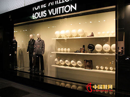 ��������һ�߷�װƷ�Ƶ����ţ����۴�Ӫ���ֶλ����ŵ�����������������һֱ���г����á���ֵ�þ�����ǣ��ڷ�װҵ����ʽ��չ����ϯ��ȫ���ķ����籩�������ݳ޷��α�ɡ��ʵ۵���װ����