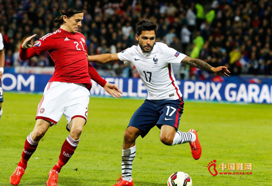 ����������ĺ�ɫ���ƽ��������岢һֱ���쵽�̿�Ĳ�����Ϊһ�壬��Ա�ڱ���ʱ��Щ������ͻ����Ա������������������չ�ֳ��ٶȸС�