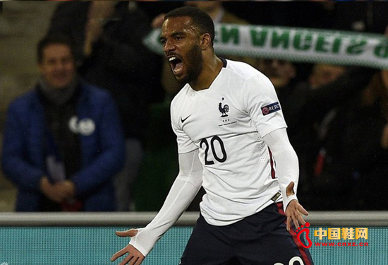 ���������Ǵ�����ȫ�µİ�ɫ�ͳ����¡�����ϵ�����ǳ��ɫ�����Ứ���ڼ����߾���ķ�ʽˮ�ַ����ֻ�ǲ����������������ӸС�