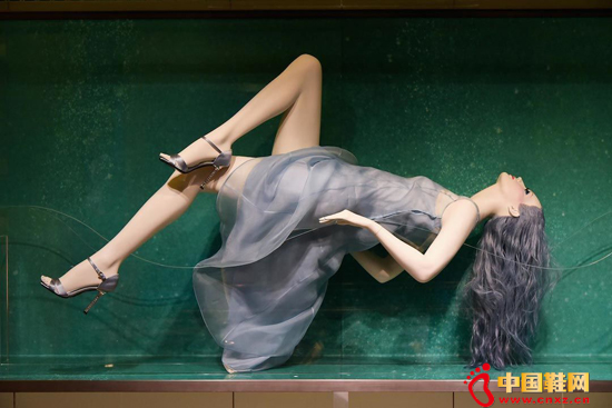 Prada��̫���ٿ��꣬��Ʒ��������