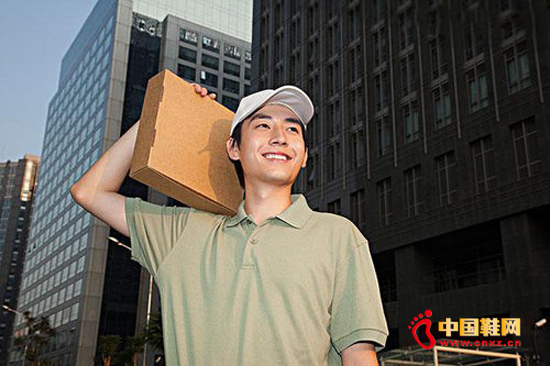 �������Ź��ڵ�������ľ����ӡ��۸�ս��ת��Ϊ����ı�ƴ���������Ҳ��ʼ���������ԴͶ�뵽�����û���������������ǰ�������̳Ƿ���ͱ�ʾ����4��2�����ϵ����˷ѱ�׼�����ƻ�Ա�����ƻ�Ա��ͭ�ƻ�Ա��ע���Ա������Ӫ��Ʒ��������79Ԫ���ʷ�;��ʯ��Ա������Ӫ��Ʒ��������59Ԫ���ʷ�;δ�ﵽ �����ż�����ȡ5Ԫ�ʷ�;���������û������۽���С�����˷ѡ�Ҳ����˵�����˷���������ϸ���20Ԫ��