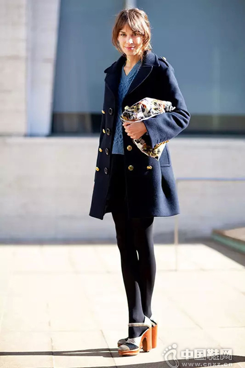 �����Ĵ�����ΰѺ��Ь�����������з�