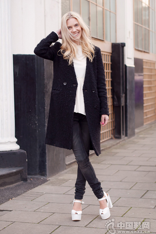 �����Ĵ�����ΰѺ��Ь�����������з�