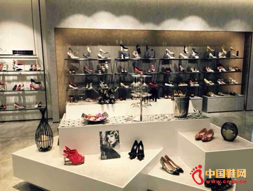 ����ŮЬ�г���ν���������ơ�����˵����ŮЬƷ���ڸ�һЩһ��Ʒ�Ʊȣ�Ʒ�ƻ������㣬��Ʒ��ʽҲû�дﵽ����Ծʽ���Ĵ��£��������Ŷӡ�רҵ�˲��϶�����ƫ�ġ���������ʹ�������أ�����ŮЬƷ��Ҳ����һЩ����־֮ʿ�����������������֮�أ����������������һƬ����������ūʱ��Ʒ�ƾ�������֮һ��