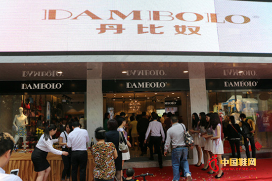 ���ŵĴ���ʯɫ�����ȵĻ�ɫ������ĺ�ɫ����ˮ�����ŵ����½����ӳ���ڳ�һ���������͵Ļ�������������·�����ĳλʱ�������ݻ���ñ���д�档