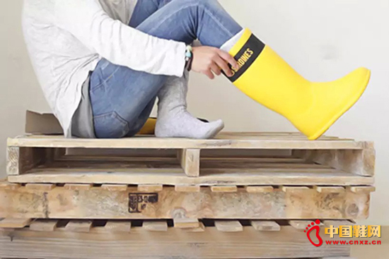 ���˵���Ь�����ڻ��С�������ѥ����